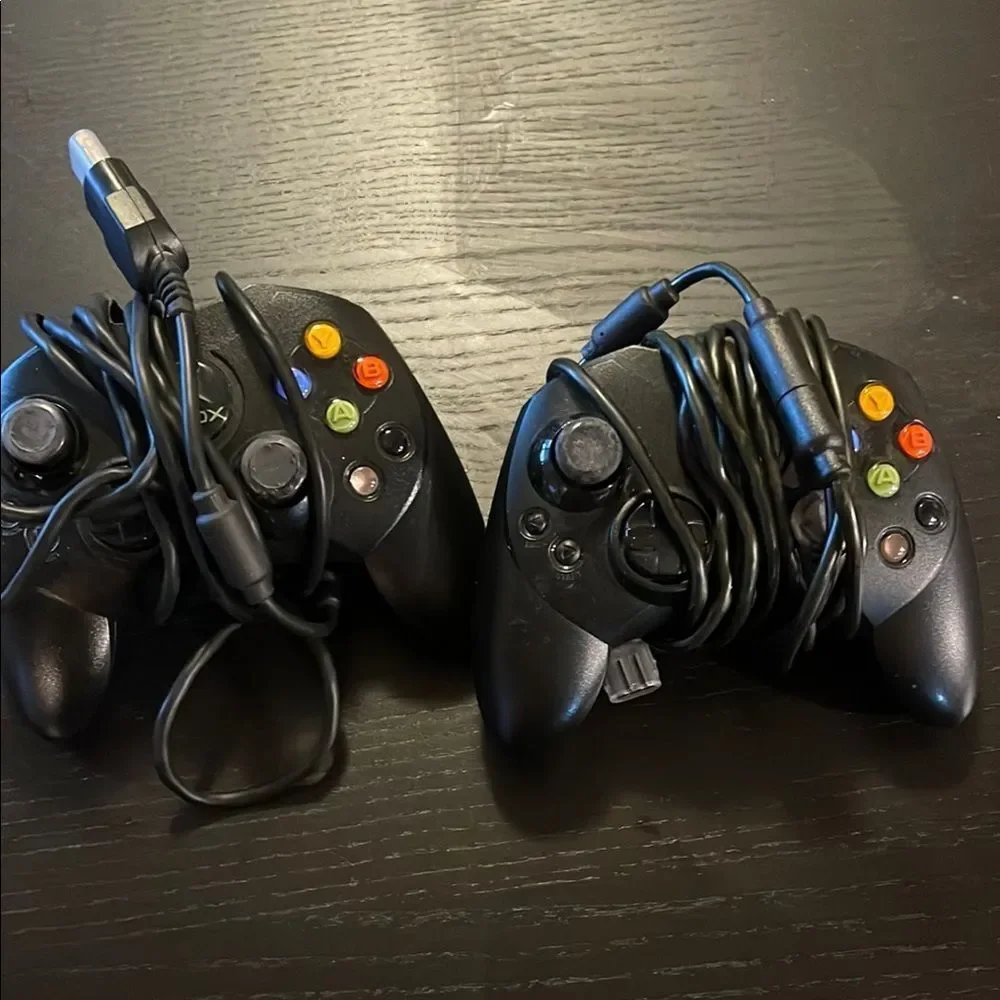 Black original Xbox controllers wired 2